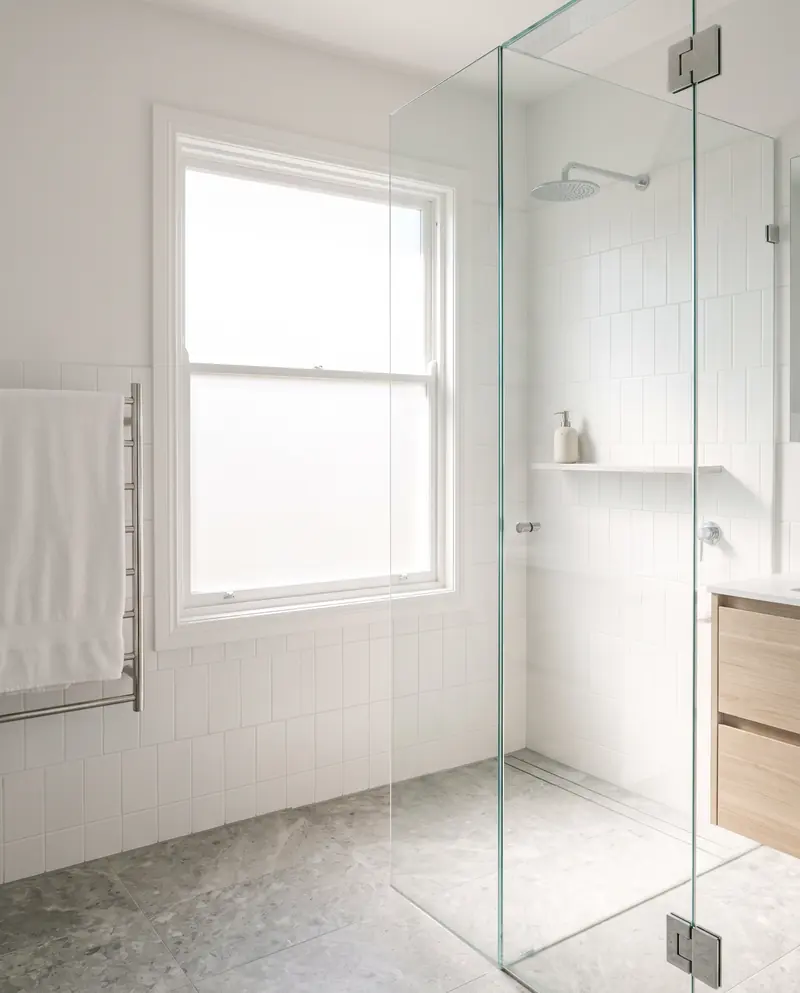 Mampara de baño transparente después del pulido